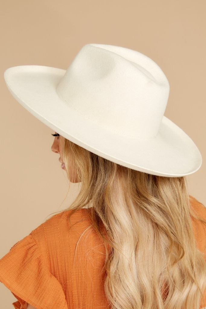 Melodic Off White Fedora | Red Dress 
