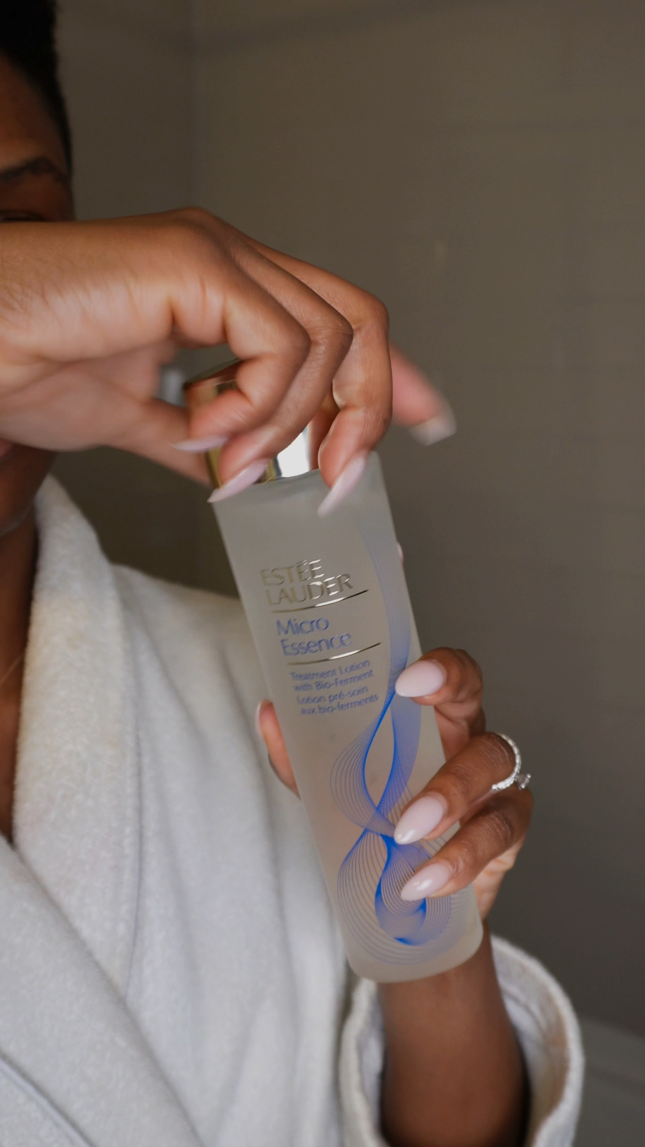 Glowing skin starts with the right steps ✨💧 Don’t skip the glow @esteelauder Micro Essence Treatment Lotion is my go-to for hydration, smoothness, and that “lit-from-within” radiance. Trust me, your skin will thank you! 

#LTKBeauty #LTKWatchNow