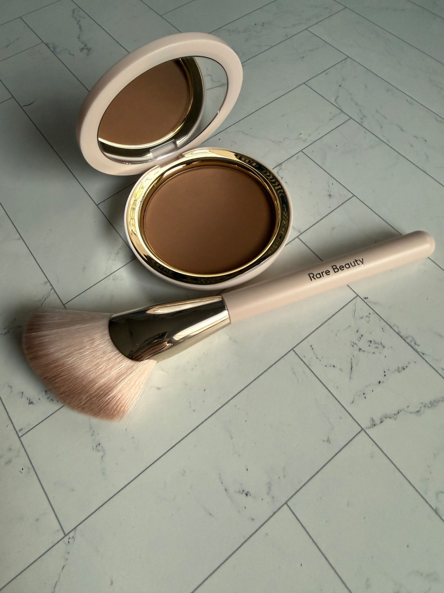 What every Midwesterner needs in the winter- a good bronzer and brush.

#LTKBeauty #LTKdayinmylife #LTKmorningroutine