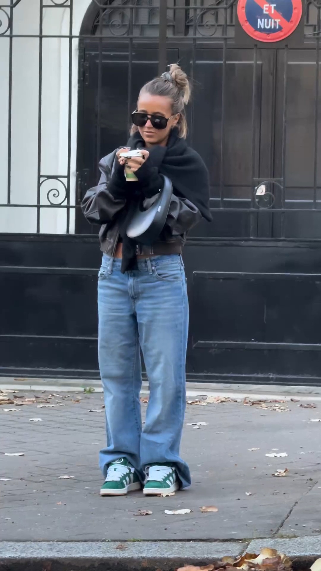 Campus 00s Adidas, sneakers Adidas Campus vertes, top basique à manches longues noir, jeans taille basse oversize 

#LTKshoecrush