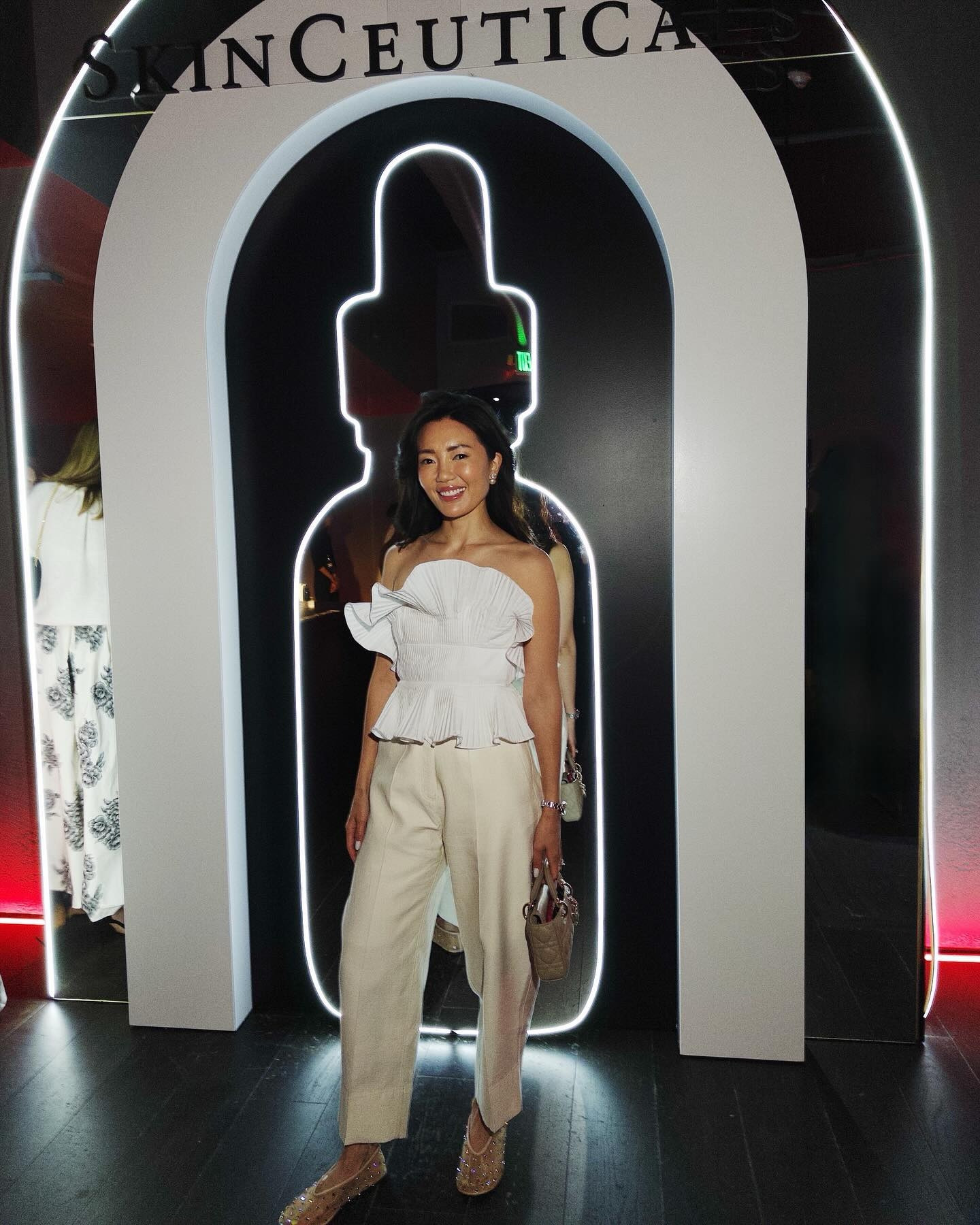 Sometimes you just gotta wear the flats and the faux freckles. 💅🏻