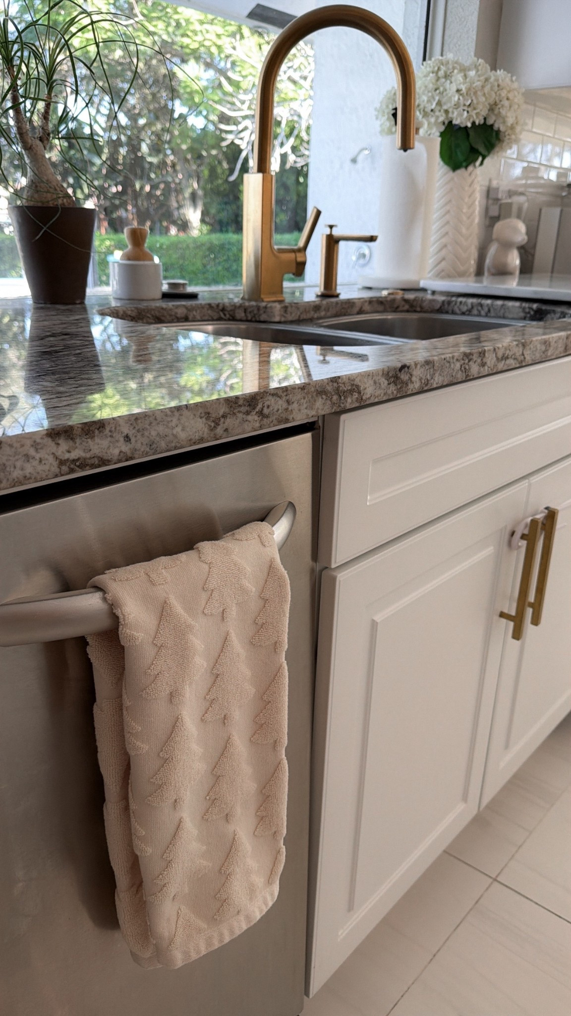 Neutral holiday decor, Christmas tree towel beige (comes in other colors)



#LTKHome #LTKCyberWeek #LTKHoliday