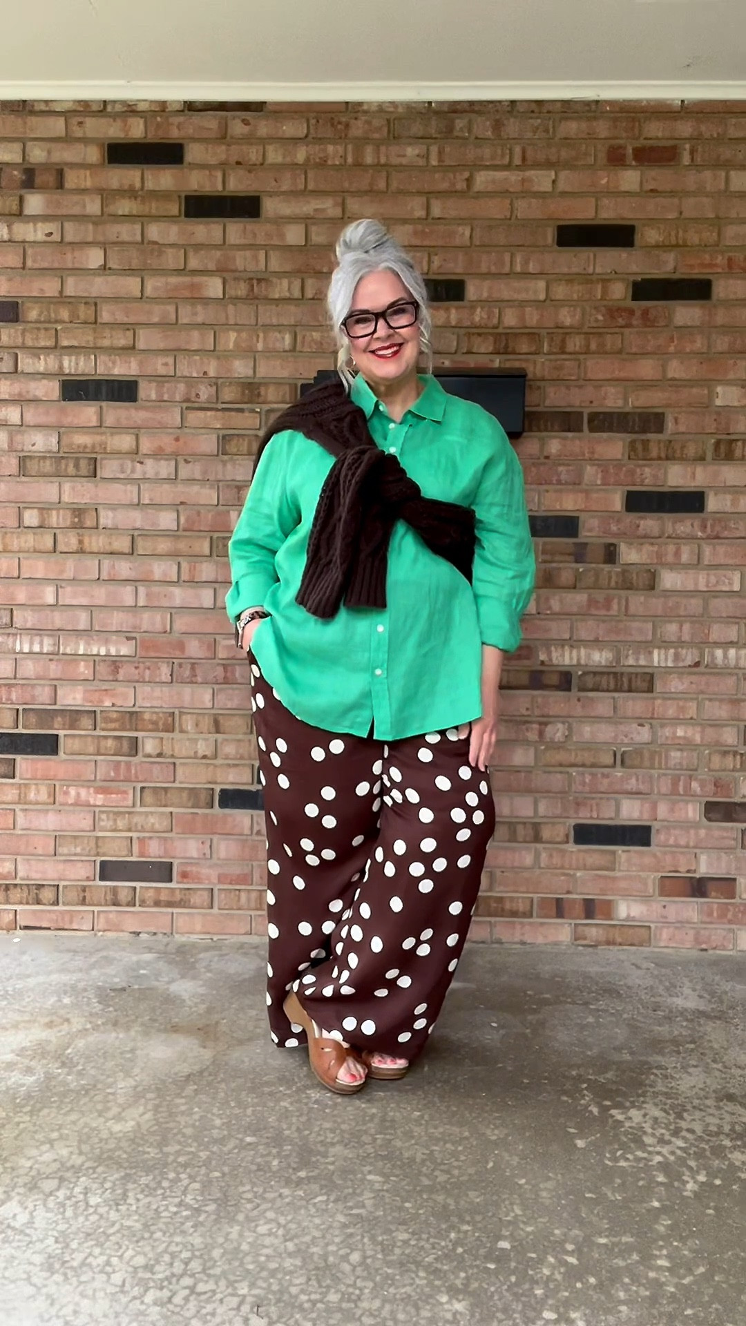 Brown and bright green has my heart right now!💚🤎 
Wearing:
XL in the @gap top

XL petite in the @Anthropologie  Pants
#over50fashion #over50style #anthropologiestyle #dopaminedressing 
