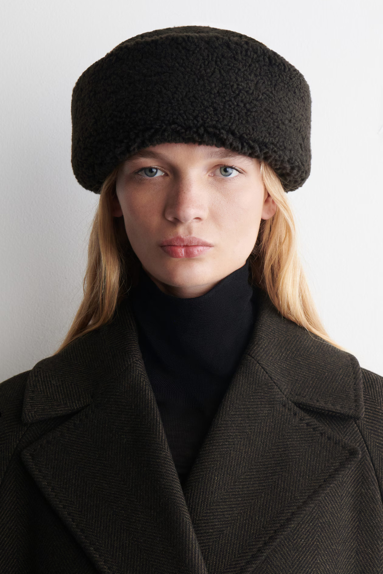 FOLD-UP TEDDY HAT - DARK BROWN | COS GB | COS UK