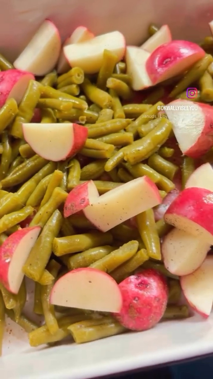 🔔Let’s EAT!!! Easy 3 ingredients!!!!!
Pork chops 
Green beans 
Potatoes 
Butter 
Cover in tin foil 
Bake @350 1 hour!!!!