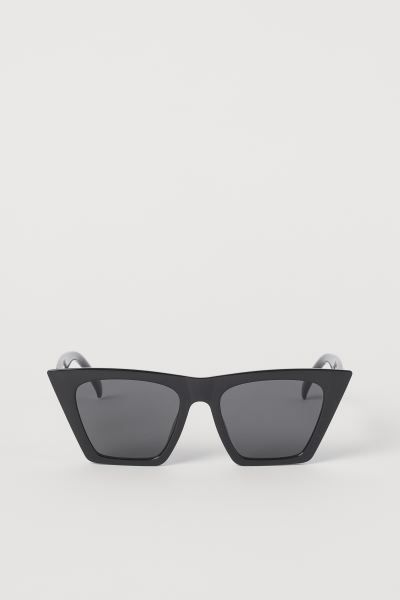 Sunglasses with distinctive plastic frames and tinted, UV-protective lenses. The PET plastic cont... | H&M (UK, MY, IN, SG, PH, TW, HK)