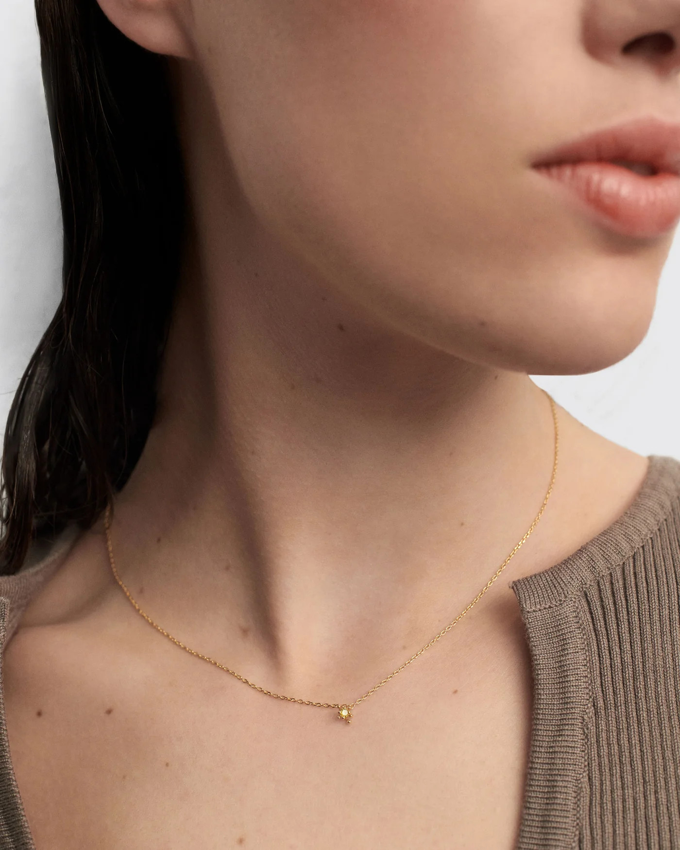 Sleek chain necklace set with green zirconia surrounded by golden m... | Green Fleur necklace | P... | PDPAOLA ES