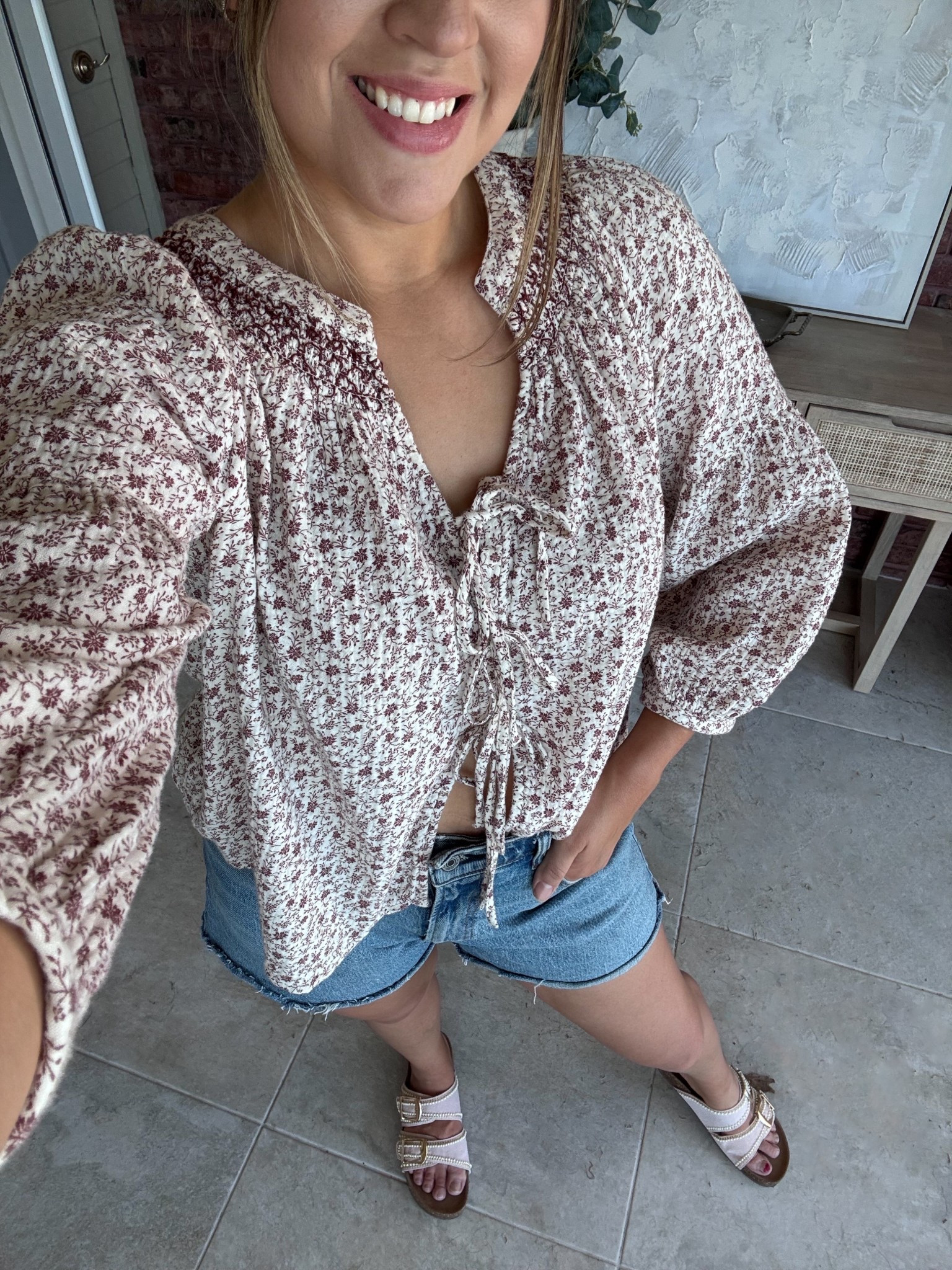 Obsessed with this target shirt!! I love the cut at the bottom 

Walmart sandals // self tan // Abercrombie shorts // Target fashion 

#LTKootd