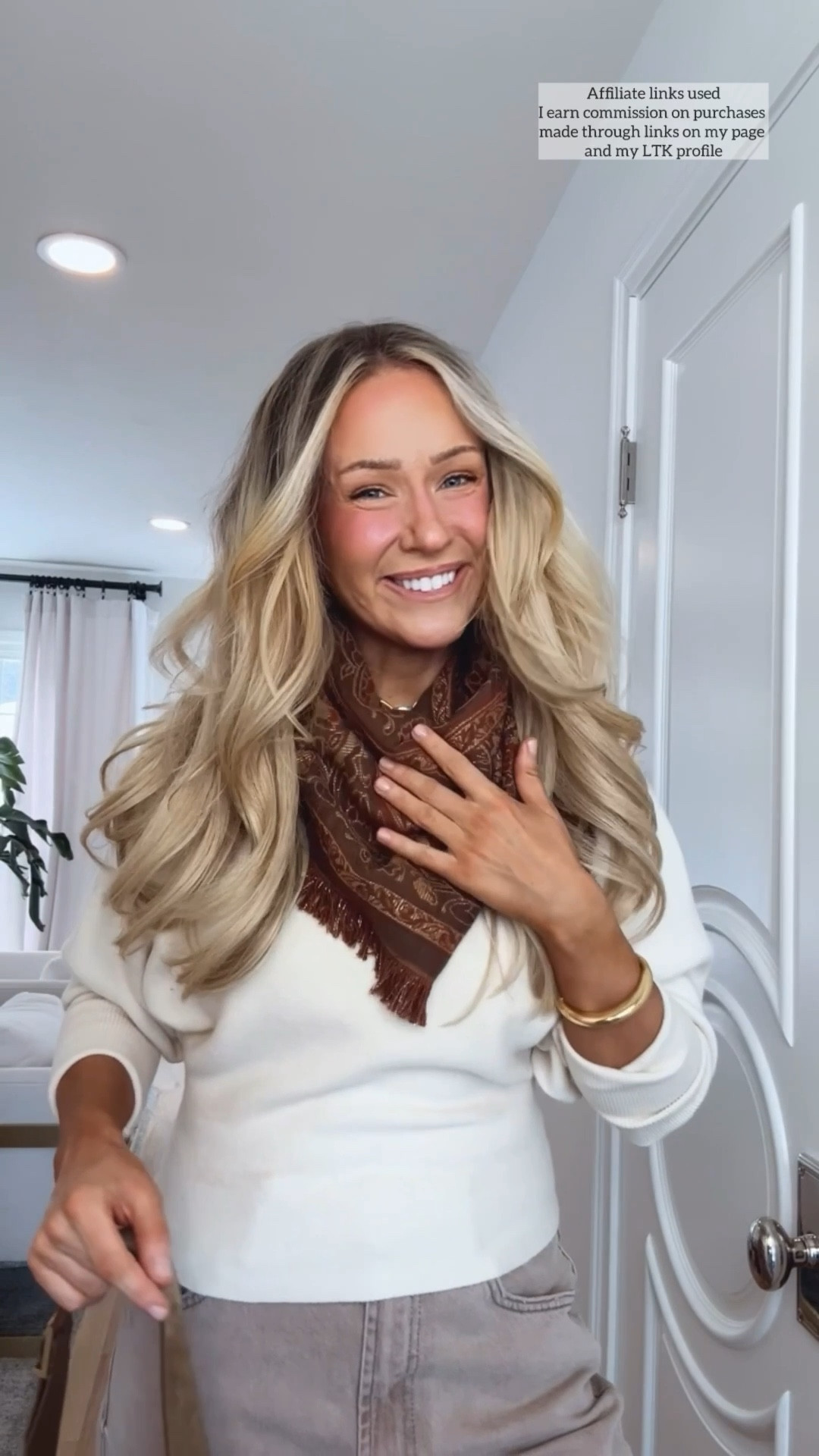 Trendy spring outfit 

Neck scarf 
Barrel jeans pink 