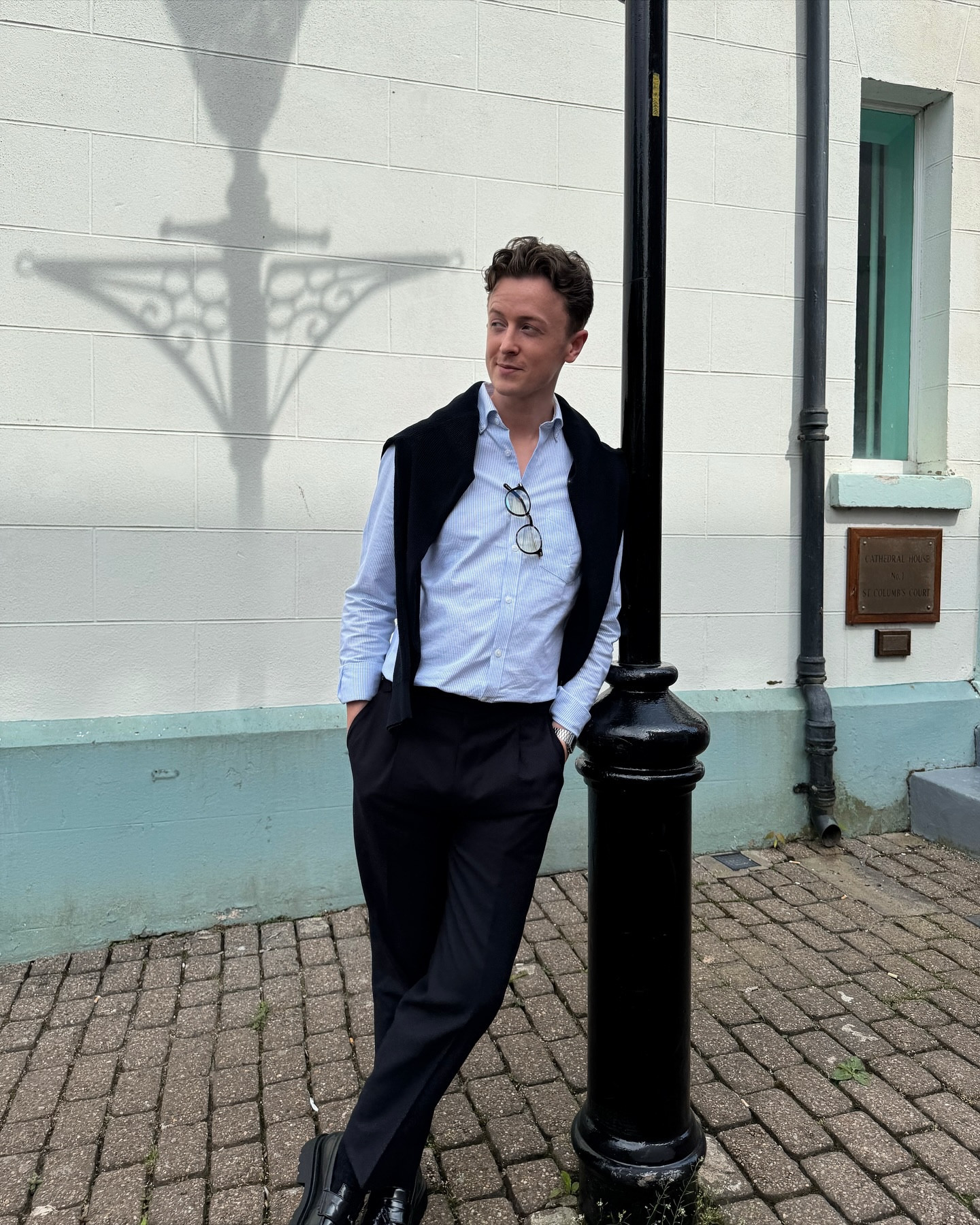 Threw a jumper over my shoulders and suddenly I read the Financial Times 👔🗞️🤓

Shirt is @tmlewin 
Trousers @suitsupply 
Shoes @asos 
Jumper @mango 

#menswear #mensfashion #ootd