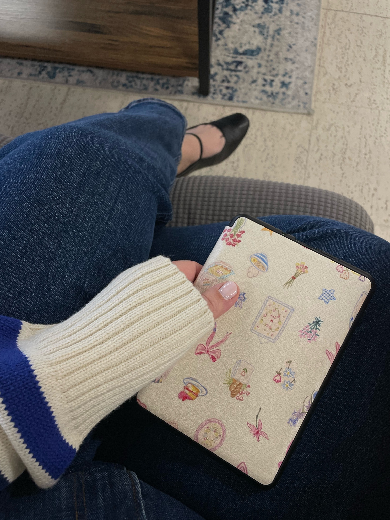 Kindle cover | casual jeans outfit 