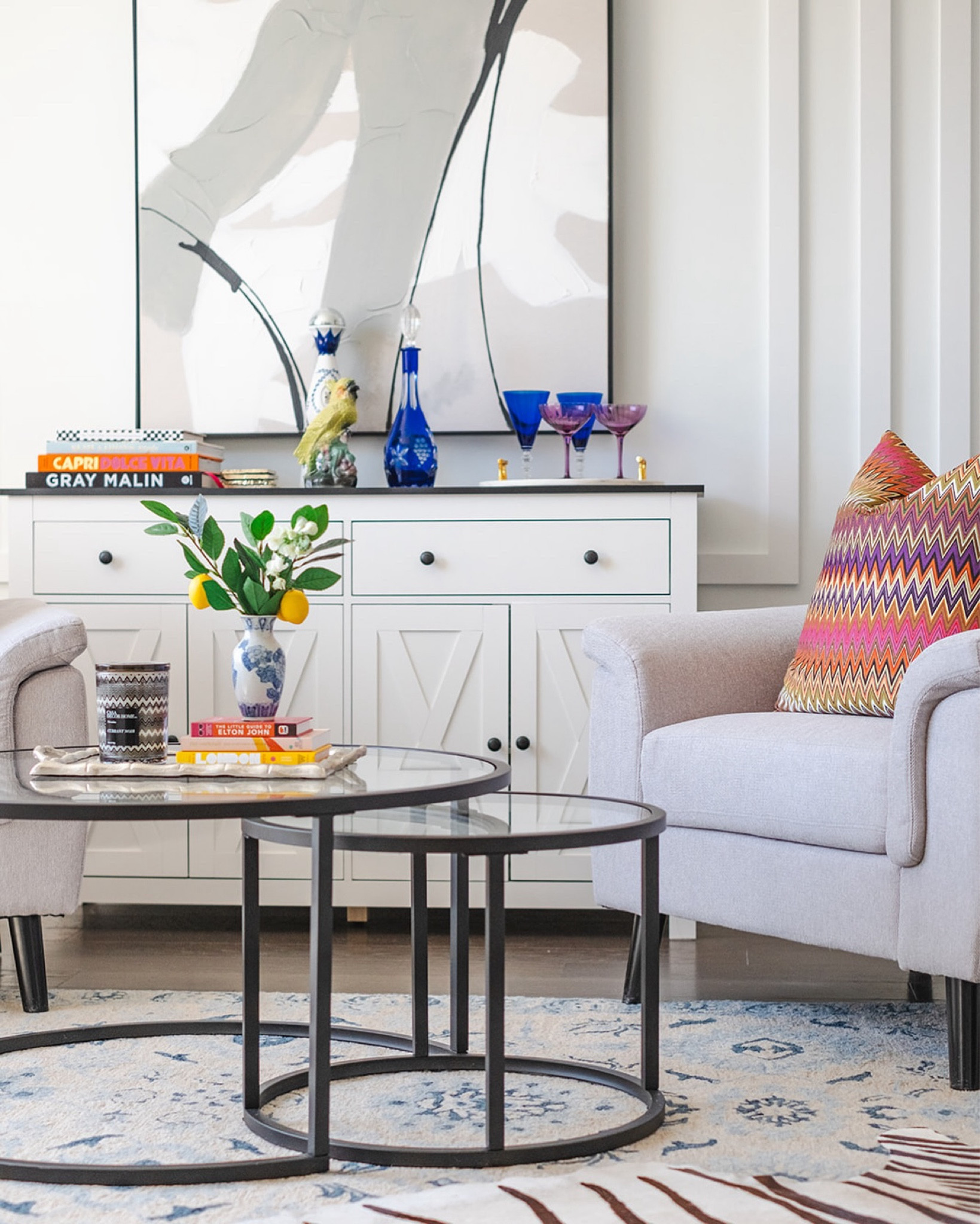 Adding pops of color to an otherwise neutral room is a great way to experiment without the larger commitment of colorful paint or furnishings. So anyone who shys away from color, try this first. 🪄

Photography by @lifeinthemagichour 

#colorfulhome #njinteriordesign #njinteriordesigner #interiordesign #grandmillennial #maximalistinteriors