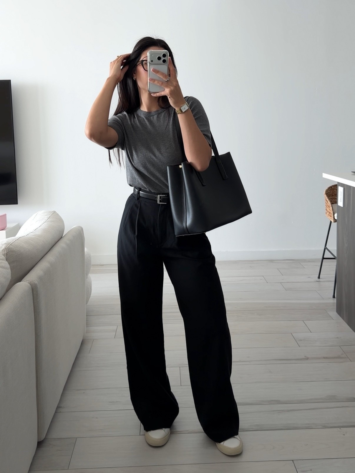 workwear ootd —

top @hm 
pants @abercrombie 
sneakers @veja 
bag @frejanyc 

#workwear #officeoutfit #workingmom #smartcasual
