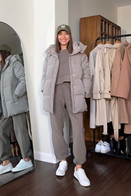 Athleisure outfit for the fall/winter 

• puffer coat - xs, coat looks taupe online, but it’s gray IRL! I’d recommend black
• matching set - xs [wearing “dune” color], I’d recommend the gray sweat for a fleece lined/loungewear option
• sneakers - runs a half size small


#LTKfindsunder100 #LTKsalealert