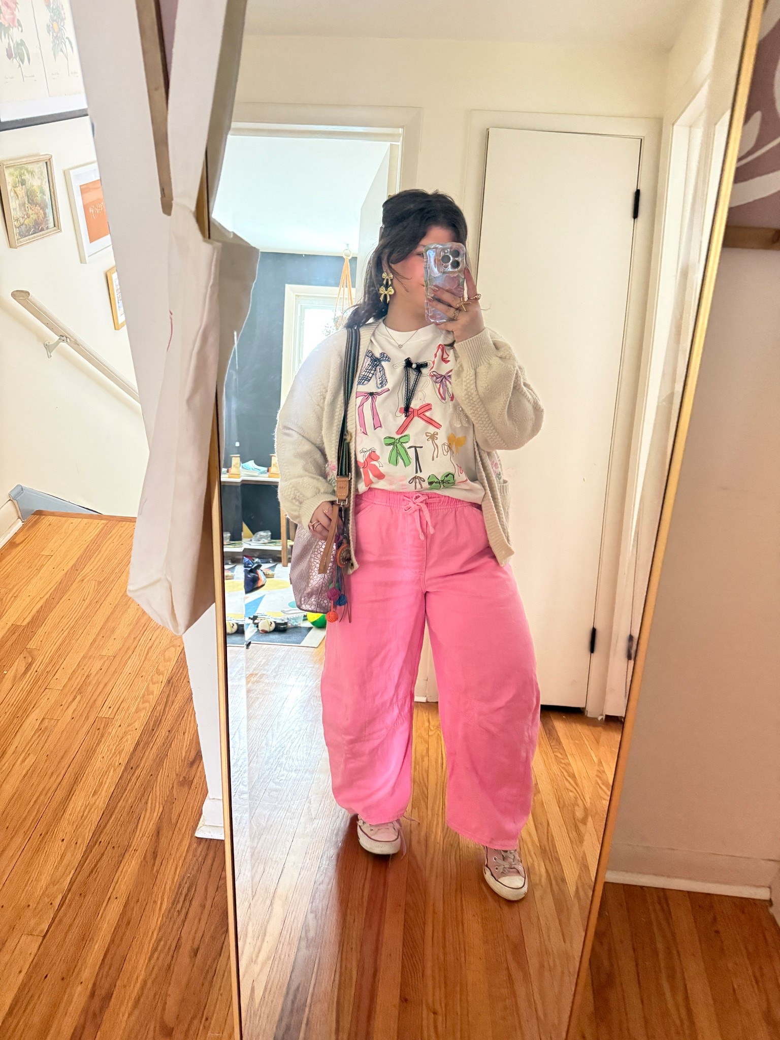 Museum outfit. Casual outfit with barrel leg pants a graphic tee and cardigan



#LTKootd #LTKmomlife #LTKPetite