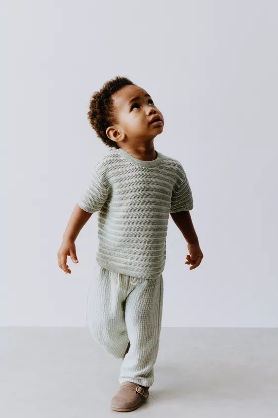 Pants with elastic waistband and front drawstring appliqué. Back patch pocket. | Zara US