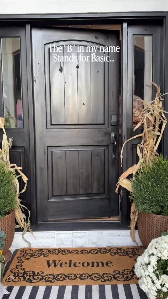 Happy Sunday from our home to yours🍂❤️🙏

🍂🍁Fall Front Porch and a little gingham outfit set!

Fall wreath I made❤️🍁🍂
A collection of Pumpkins, mums, cabbage, kale, corn stock and boxwoods.

 Outfit details and some of my planter pots, ribbon and decor