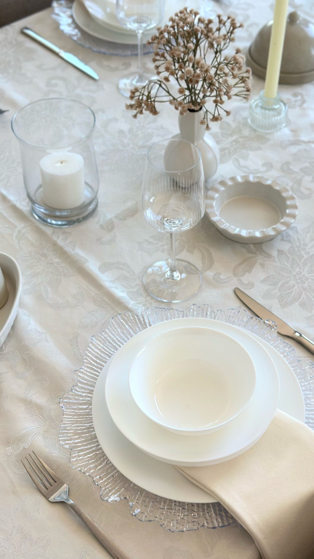 Creating a beautiful table doesn’t have to be complicated.
Sometimes less really is more
.
.
.
#tablescape #spring 

#LTKdayinmylife #LTKSpringSale #LTKHome