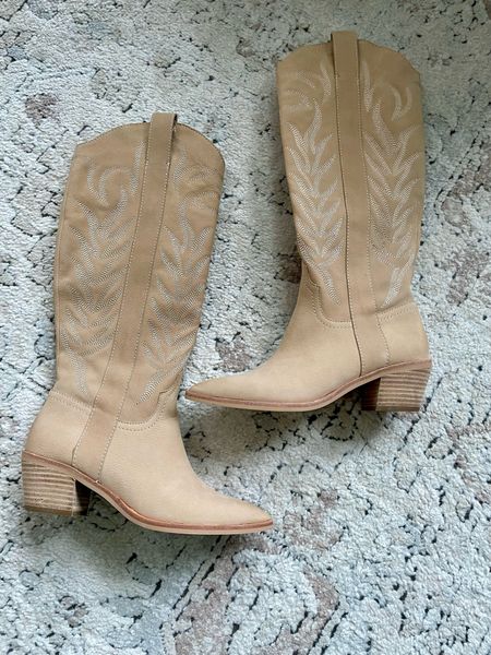 The best boots on sale!!  
Gifted to me in my normal size ‘7’ - Dune Nubuck 🤌🏼

#LTKsalealert #LTKshoecrush #LTKFind