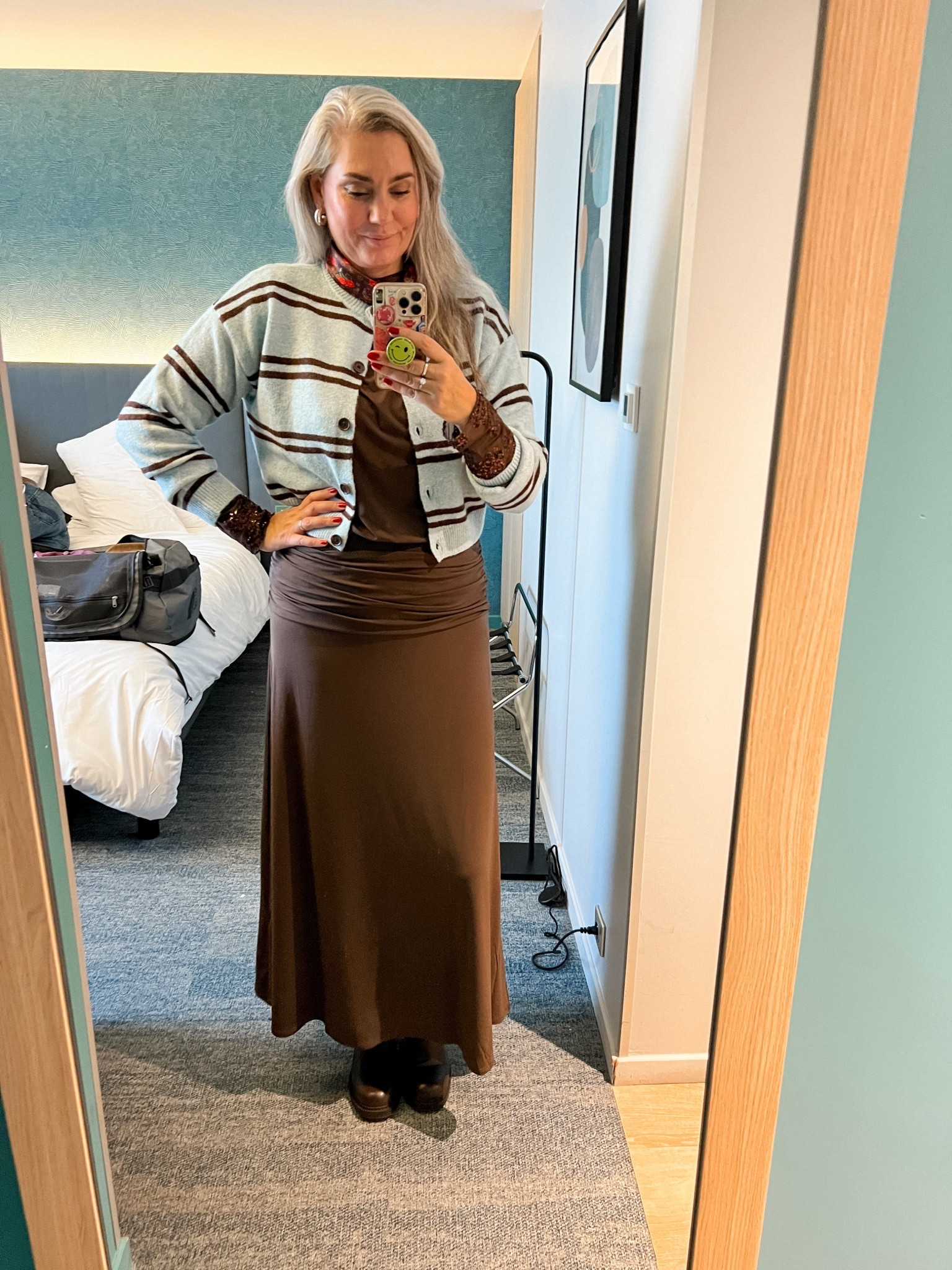 OOTD - Dinsdag. Een chocoladebruine maxi jurk (L) over een bruin mesh shirt met met pailletten (L, https://most-wanted-nl.mtpc.se/5850365) en daaroverheen een blauw met bruin cropped vestje (S), grote zilverkleurige oorringen en bruine biker boots (https://most-wanted-nl.mtpc.se/5827362)



#LTKeurope #LTKtravel #LTKwinter