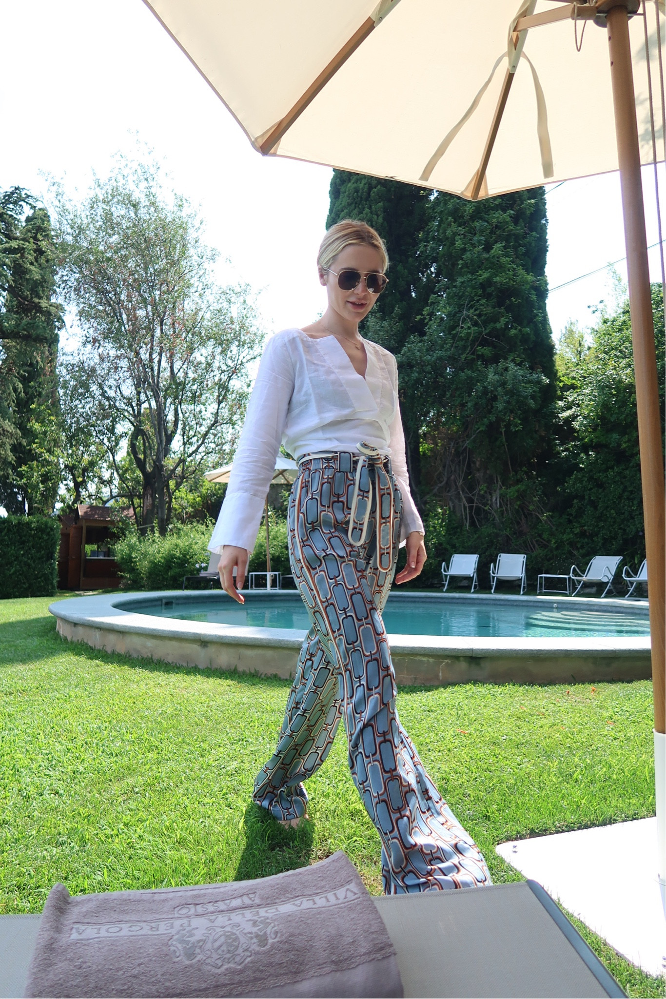 Top is 120% Lino and bottoms are Alexis. Couldn’t find the exact match but very similar! #linen #120%lino #alexis #shopalexis #italy 