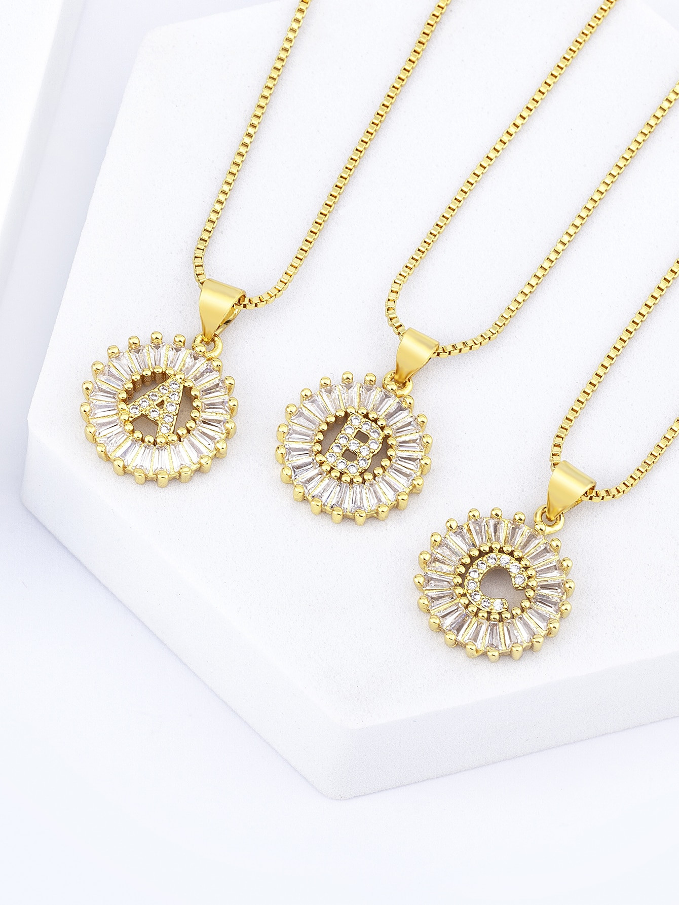 1pc Letter Detail Cubic Zirconia Round Charm Necklace | SHEIN