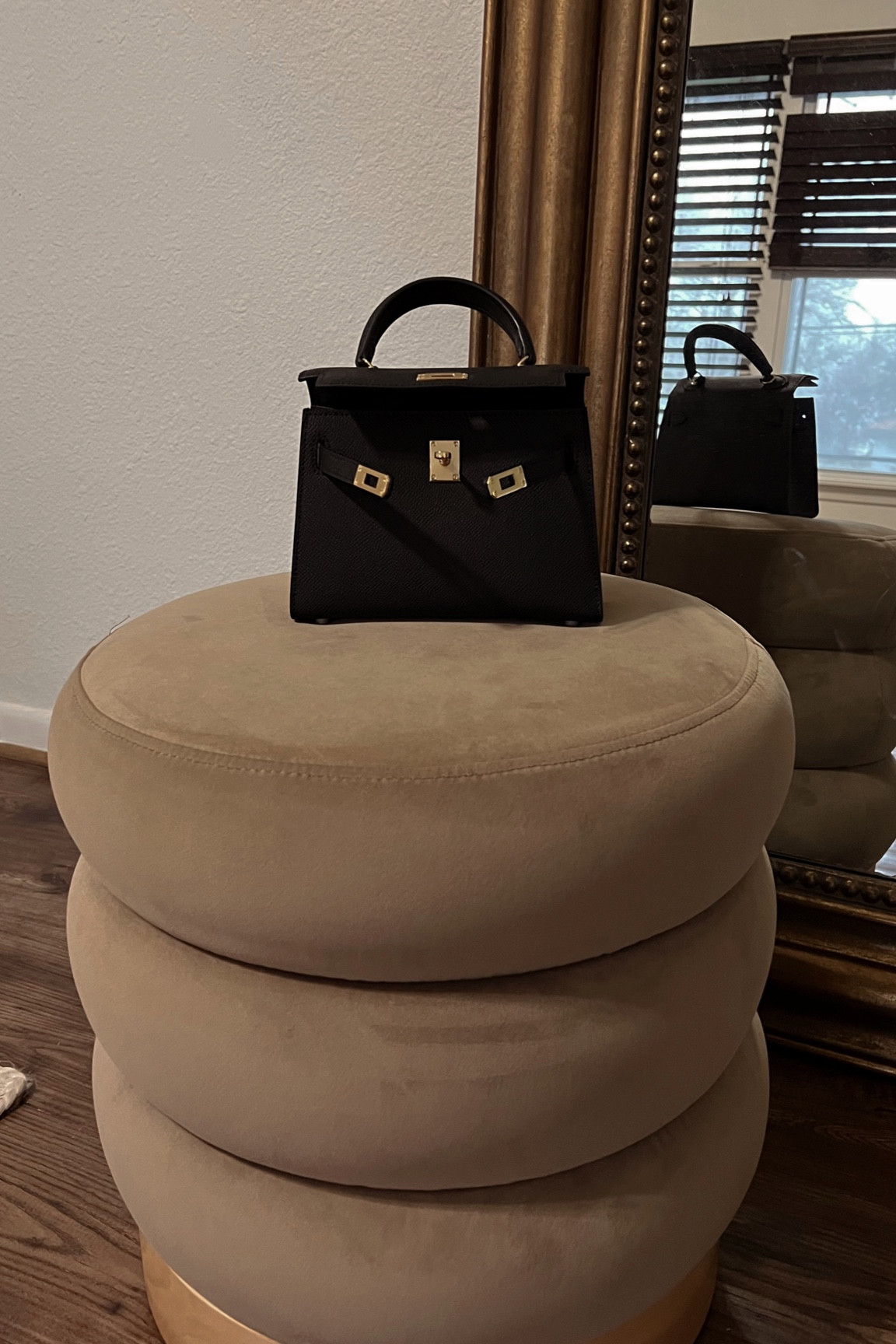 🤎🖤 would be a great gift for valentines! 🛍️👛
#lilyandbean #lily&bean #hermesdupe #kellydupe #cutepurse #valentinesgiftforher #valentinesgift #ottoman #brownottoman #sidestool #arhaus #arhausmirror #grandmirror 

#LTKitbag #LTKhome #LTKstyletip