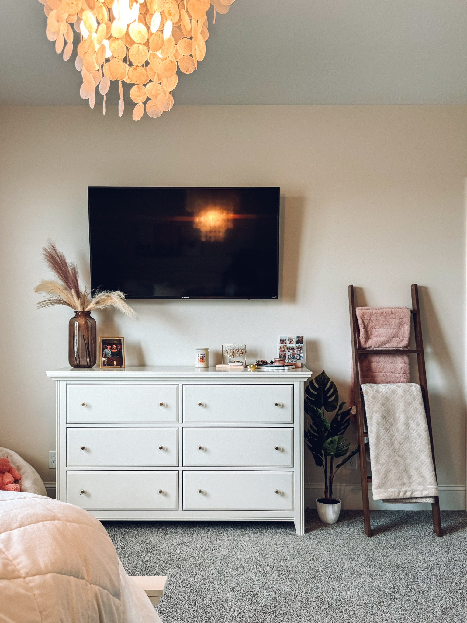 The most beautiful chandelier for a teen girl’s bedroom 😍
Capiz chandelier 
Teenage bedroom decor 
Blanket ladder



#LTKFamily #LTKKids #LTKHome