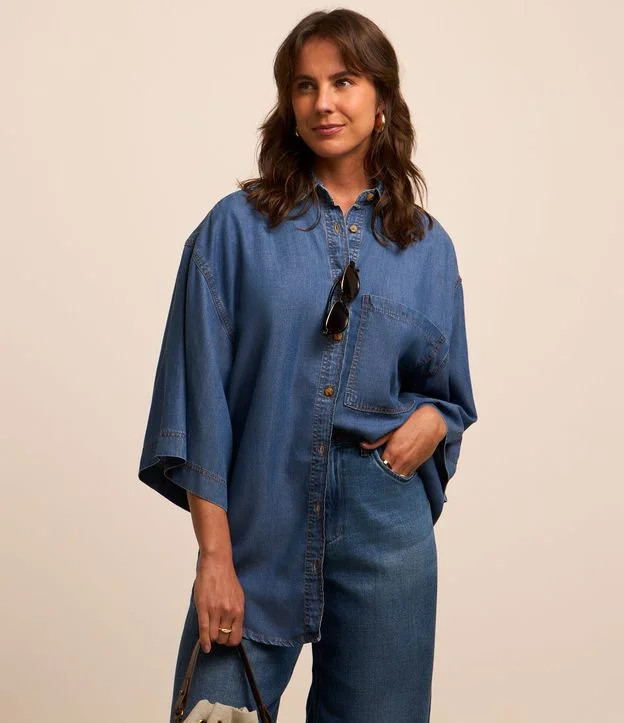 Camisa Jeans Alongada com Cavas Deslocadas Azul Médio - Lojas Renner | Renner (BR)