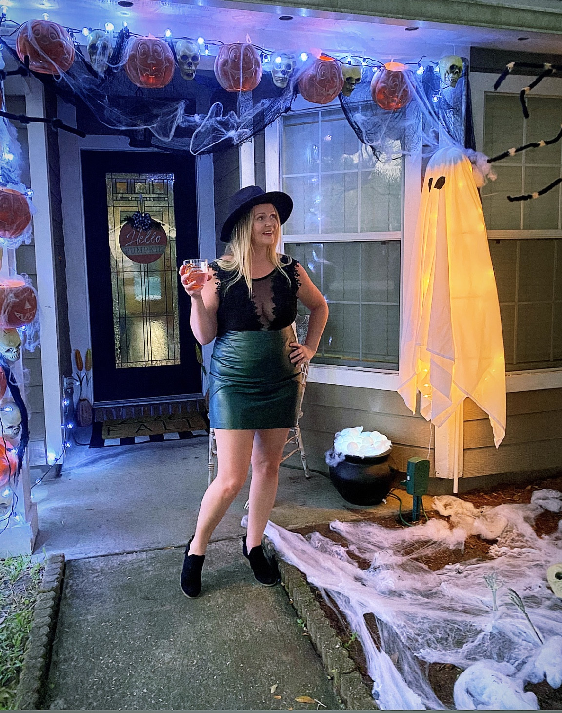 Spooky season is here



#LTKSeasonal #LTKHoliday #LTKHalloween