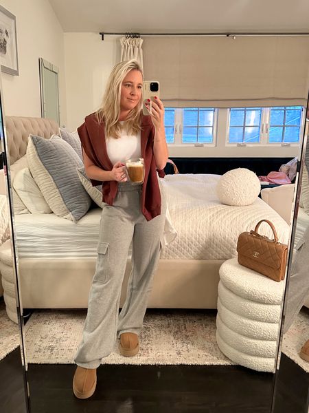 Sunday causal outfit / travel outfit 
Just got these cargo sweatpants & they’re so good! Very comfy. They are long on me, but are fine with platform Uggs or sneakers (I am 5’3)

Also come in a green color. 

Ugg Tazz platform chestnut size up



#LTKfindsunder50 #LTKtravel #LTKstyletip