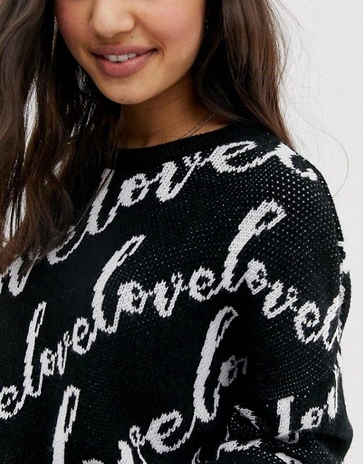 ASOS DESIGN – Kurzer Pullover mit durchgehendem „Love“-Schriftzug | ASOS AT