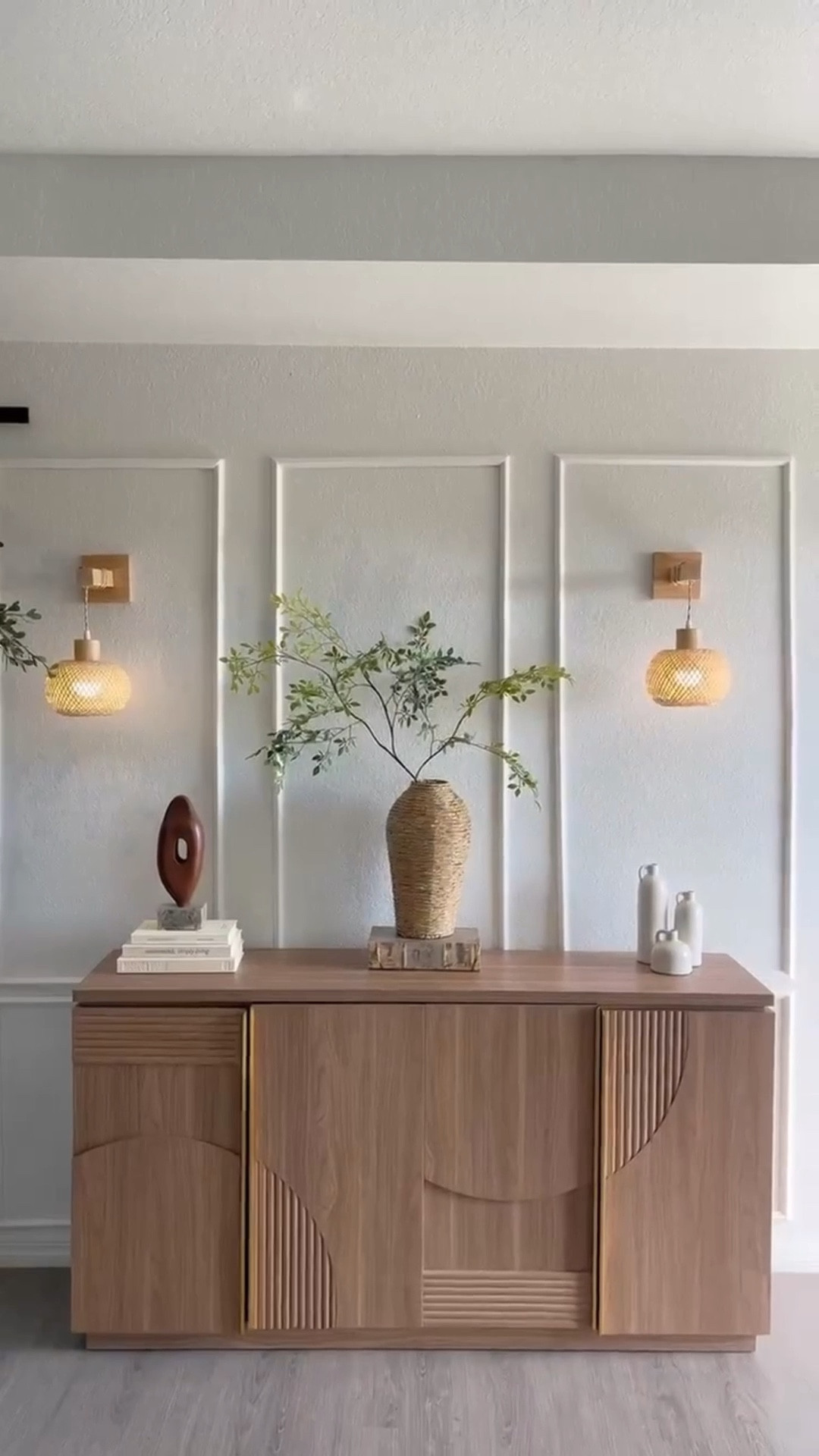 Transformando este espacio con lámparas de pared estilo boho ✨🌿
Pequeños detalles que hacen toda la diferencia.
💡 Comenta “LÁMPARA” y te llegará la info directo a tus mensajes
.
Giving this space a glow-up with boho-style wall lamps ✨🌿
Small details, big impact.
💡 Comment “LAMP” and I’ll send you the details straight to your inbox
#BohoDecor #WallLighting #HomeInspo #InteriorDesign #homedecor