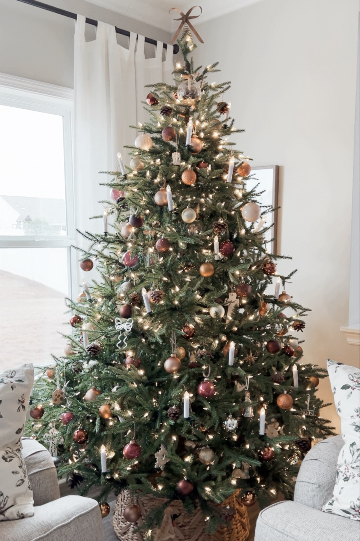 Drum roll, please... The Christmas tree is finally fully decorated! 🙌🏼 “I’m in love, I’m in love and I don’t care who knows it!” 🥰 Name that movie quote! 

The twinkling lights, sparkling ornaments, and the cozy scent of fresh pine from my scensicles are giving me all the warm and fuzzy feels. 🥹

I decided to keep it classy with a touch of sentimental charm by scattering our special cherished ornaments throughout. And let’s not forget the tree candles that complete the look - pure perfection! 🤩

Have you decorated your tree yet? If so, don’t forget to tag me so I can marvel at your incredible decorations too! 🥰

.
.
.
- #Christmas2023
- #HolidayDecorations
- #ChristmasTree
- #FestiveVibes
- #JoyfulMoments
- #DeckTheHalls
- #MerryAndBright
- #HolidaySpirit
- #MagicalChristmas
- #CozyCelebrations
- #ClassicChristmas
- #christmastreedecorating 
- #christmasdecor 
- #christmastreedecorations
- #ornaments 
- #interiordesign
- #bows