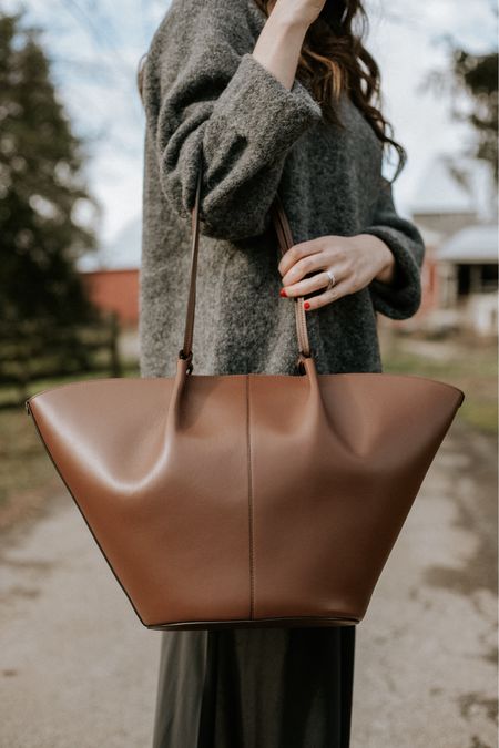 Structured brown leather tote bag. Mara bag from #sezane. Sezane bags  

#LTKitbag