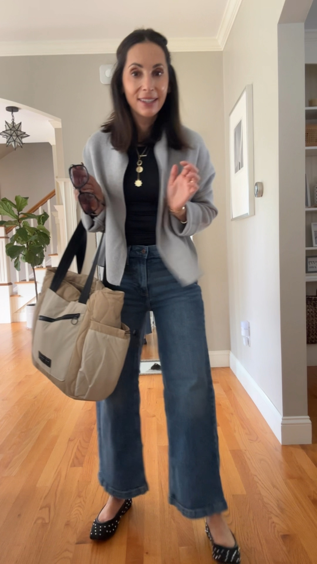 Oversized cardigan 
Wide Leg jeans look 