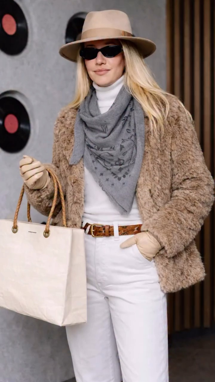 POV: I don’t need therapy… I need the perfect bag 👜✨🤍The Large Shopper Bag from @miroshnikov.store is THAT girl. Minimal, structured, effortlessly chic 🤎
It instantly elevates any outfit — denim 👖, blazer 🖤, dress 👗 — you name it.
Spacious enough for your whole day (laptop 💻, makeup 💄, essentials ✨), but still polished and elegant. It’s giving quiet luxury, everyday sophistication, and main character energy 🤍
This isn’t just a bag… it’s a statement. 🔥
Save this for your next style upgrade 🔖
Which color are you choosing — neutral 🤍 or classic black 🖤?
Follow @alinaantman_nyc for more fashion finds, chic inspo, and NYC lifestyle ✨
#EverydayLuxury #BagObsession #ChicAndFunctional #EffortlessStyle #StyleInspo OOTD MinimalChic FashionFinds WardrobeEssentials NYCStyle LuxuryVibes FashionBlogger