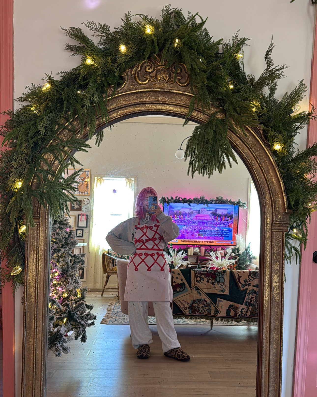 happy thanksgiving my loves!! 
my cutie apron is on and im ready to cook 👩‍🍳 