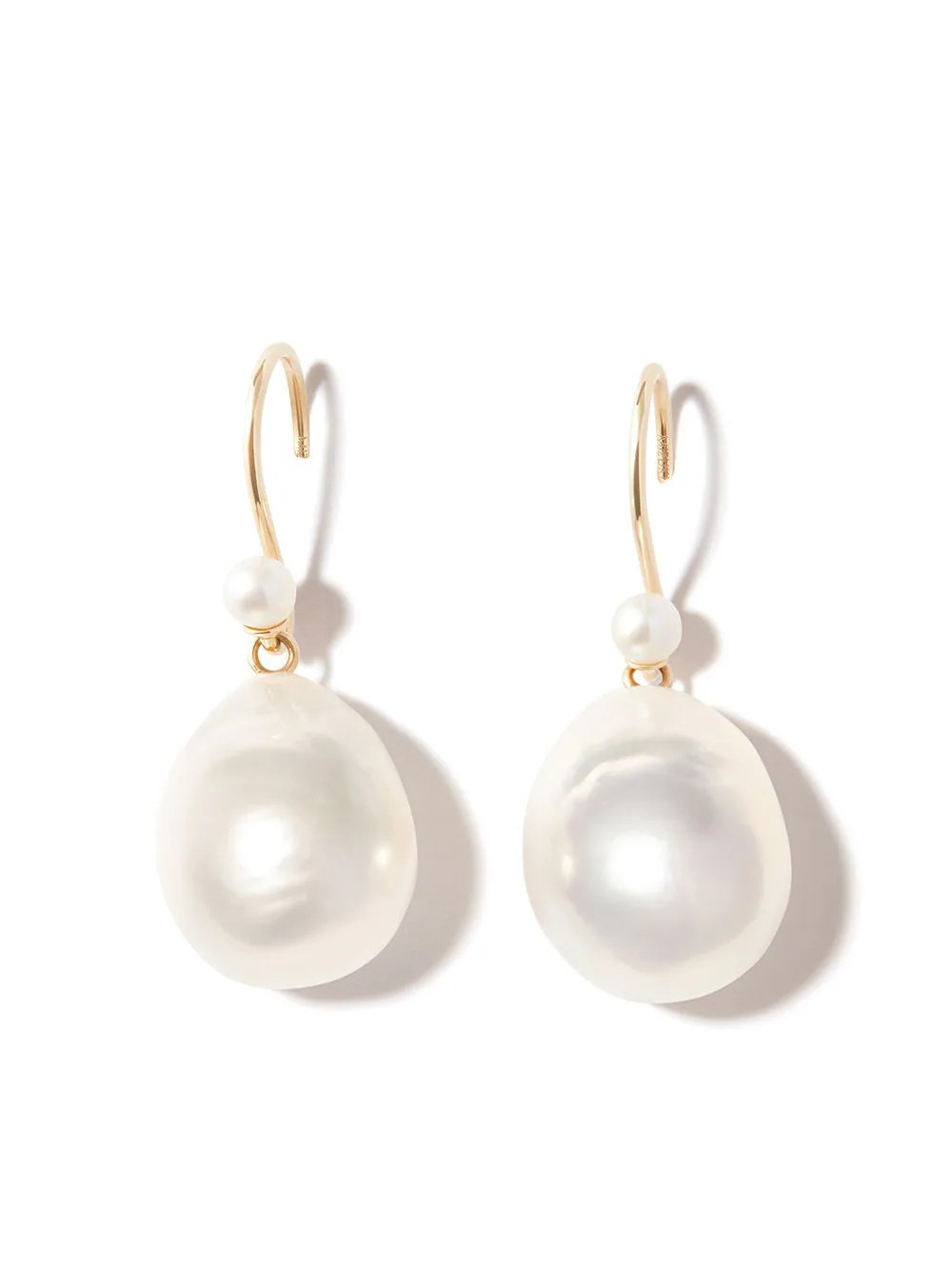 Mizuki 14kt yellow gold pearl drop earrings | Farfetch Global