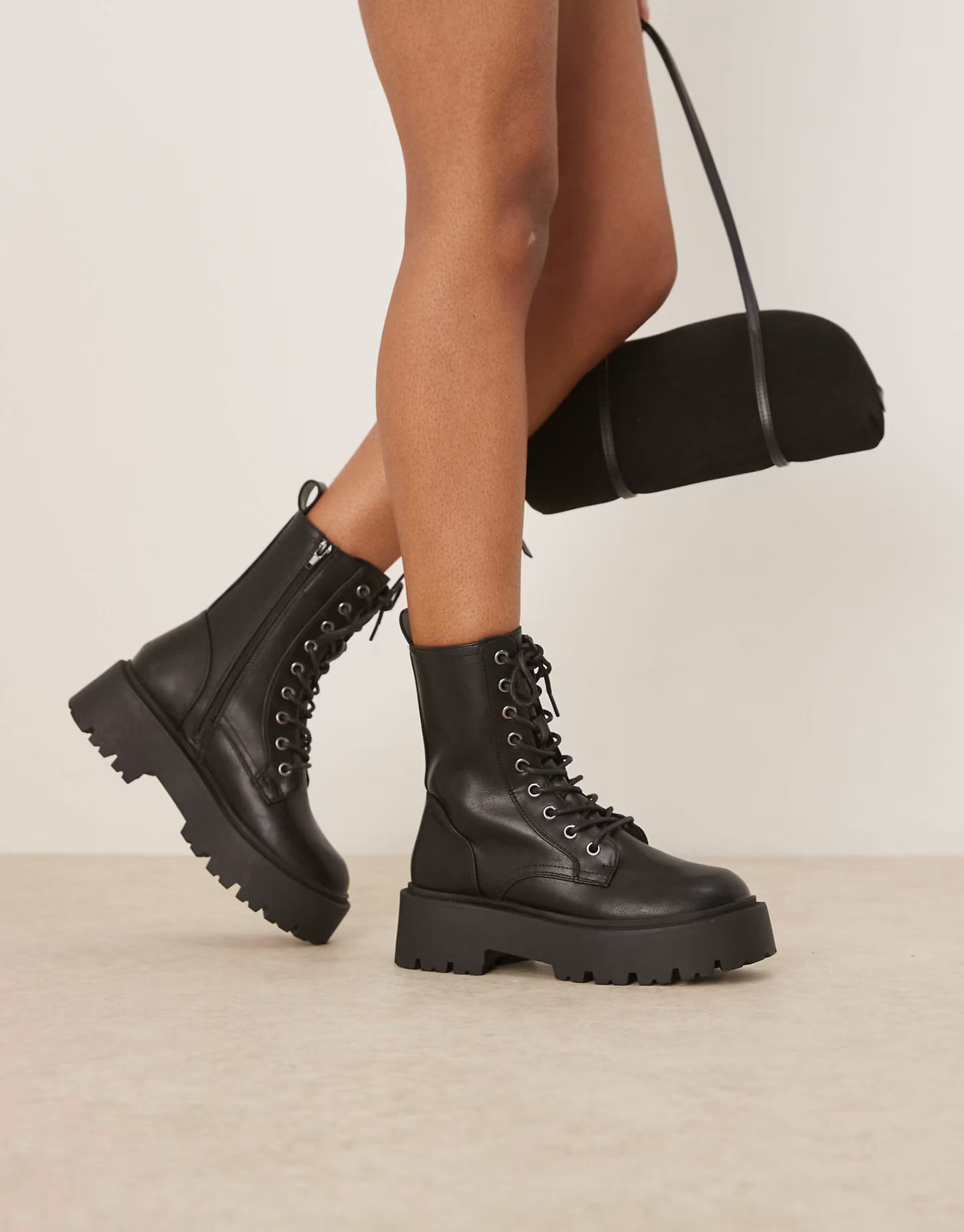 ASOS DESIGN Wide Fit – Adventure – Schnürstiefel in Schwarz mit dicker Sohle, weite Passform | ASOS (Global)