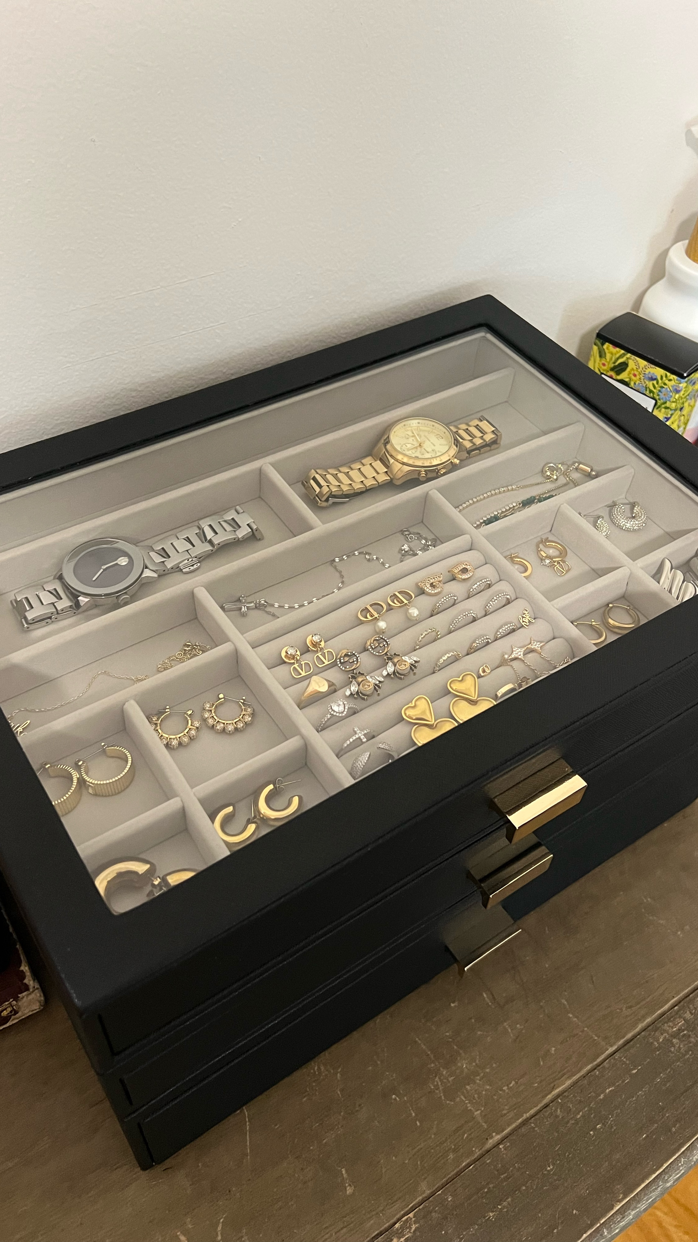 Organization and beauty in one. 


#organization#jewleryorganization#stackers#thecontainerdtorestackers#thecontainerstore

#LTKSaleAlert #LTKStyleTip #LTKFindsUnder100