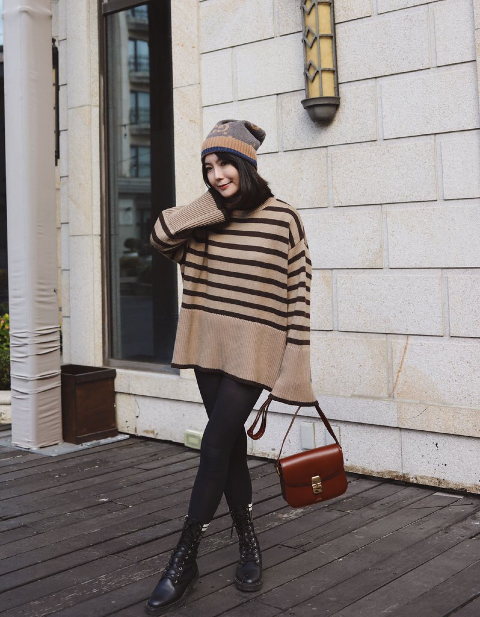 ■ 快速穿搭分享，剛從高雄回到台中，這幾天的天氣變化好大，在高雄從短袖到羽絨衣都穿到了，回到台中更是冷到不行啊 。

♥ TOTÊME Signature stripe turtleneck，Toteme這兩季很熱門的條紋毛衣六折+額外八折非常可以收! 我自己穿XS寬鬆，這件差一碼不會差太多。FWRD和NAP和Mytheresa和Ssense有同一件。

♥ A.P.C. Grace small bag，APC Grace箱子包小尺寸長夾沒問題，24S這裡價格真的很棒! 

♥ FENDI Rockoko，靴子是Fendi Rockoko 軍靴，因為後半部是襪套所以滿輕，我穿正常尺碼36剛好，24s價格已含稅免運。

♥ GUCCI Blue & Brown Cashmere Beanie，帽子是Gucci，現在Cettire有同款不同色價格很好耶，結帳預收關稅。
#LTKtaiwan #LTKasia

#LTKshoecrush #LTKstyletip #LTKitbag