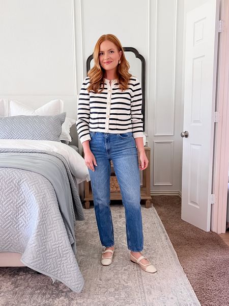 4 easy ways to style these white flats and favorite jeans for the spring - adding a striped lady jacket!

Sizing:
Jeans - 27 short
Flats - 7.5 (TTS)
Lady jacket - small

#LTKSeasonal #LTKfindsunder100 #LTKworkwear