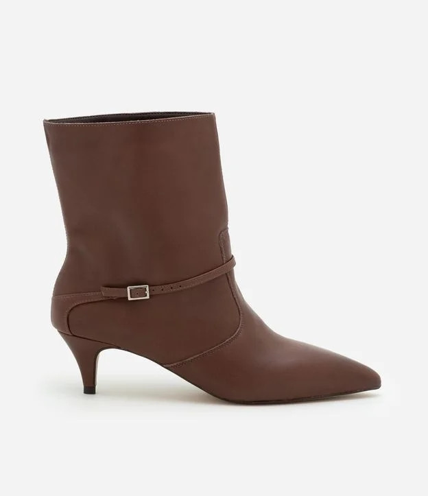 Bota Cano Médio em Couro com Bico Fino e Mini Fivela na Lateral Marrom - Lojas Renner | Renner (BR)
