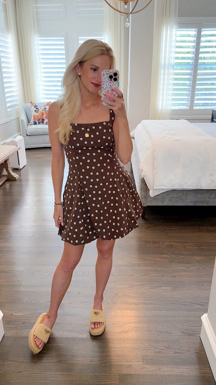 Wearing size XS - runs true to size. Built in pockets, bubble hem, with shorts built in underneath  