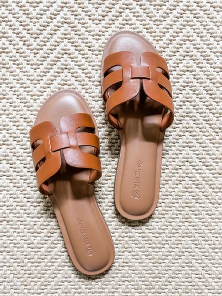 ✨Heres a cute Amazon find for you!✨
TUCKERNUCK TASTE ==> 
AMAZON BUDGET 

💙 brown H-band sandals
💙 dress up or dress down 
💙 around $40 