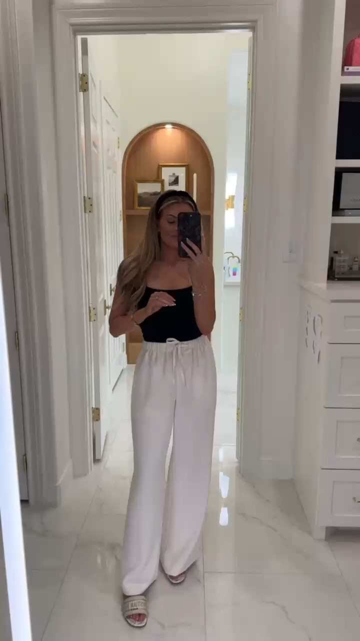 love this outfit, perfect casual spring look! i love that you can also pair these linen pants with swim! love the fit and feel of this tank top, a closet staple! (wearing an XS in top, size small in the pants)

aritzia, spring style, linen pants, black tank top, aritzia spring outfit 

 

#LTKSeasonal #LTKFindsUnder100 #LTKStyleTip