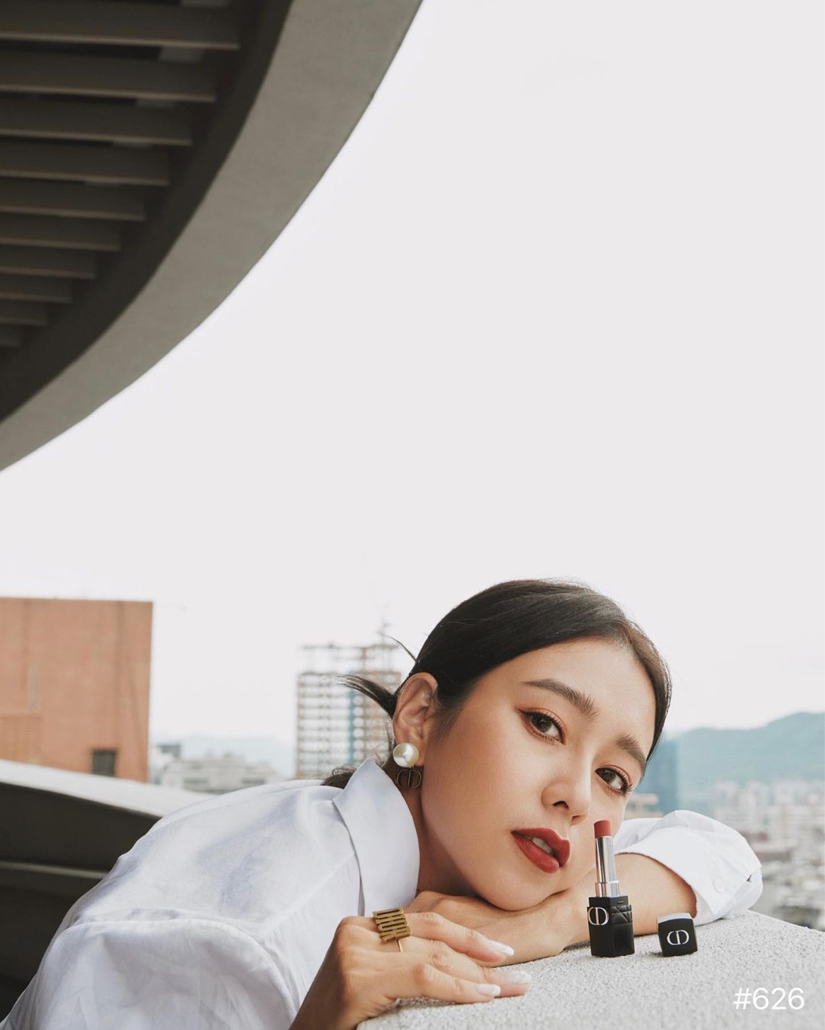 這天的拍攝，氣溫微微涼～～
感受到秋天的氣息了！！！
每年都期待秋冬季節的到來
因為不管是 秋妝 還是 冬妝 都美炸！！
⁡
全新的《DIOR超完美持久唇膏》
是一拿出自帶時尚兩字的消光霧黑殼
重點！
我測過「超完美持久」
真的不是浪得虛名！
擦上一小段時間後
手、杯子、口罩幾乎一點都不沾😱
口罩拿下來不會髒兮兮
和朋友聚餐吃到最後一刻
拍照前也不用尷尬的忙著補妝🤣
⁡
這次我從19色裡面一支支試
精挑細選了必收的4支給大家！！！
⁡
💄這次把心目中的第一名頒給 #840
實在太喜歡
最近去所有重要的活動都擦它
不僅是我最愛的橘色調
也不挑膚色 顯白顯氣色 非常高級 ！
⁡
💄日常一點就擦裸橘 #518
又優雅又秋天
低調些卻有藏不住的質感
也能用來營造歐美妝 一支兩用！
⁡
💄喜歡粉或紅色調的人
一定要收 #626
一上唇那個氣勢和氛圍 直接爆棚～
⁡
💄日常一點可以擦 #505
是氣質自帶仙女光的乾燥玫瑰色
包包必須隨時帶一支
上唇心情都會莫名好
是官網獨家販售款🫶🏼
⁡
👏大家最愛的優惠請看
9/30前於官網購買2支超完美持久唇膏
或超完美持久唇露
(超完美唇膏和唇露各一也可以唷)
就送超美的《DIOR時尚霧黑鏡》！！
⁡
👏想嘗鮮的人
我也特別和品牌爭取到
只買一支超完美持久唇膏或
超完美持久唇露
輸入折扣碼「超完美」
也可以獲得免運～！！！！！！

👏另外～只有葳粉的好康又來了💕
只要9/30前在我的FB貼文底下曬單、
貼上訂單編號
我會抽出6位再送你一個DIOR鏡子！
是不是超棒！！

*官網滿額禮為限量，贈完為止
#rougeforever #dior線上旗艦店
Fashion @dior
#LTKtaiwan#LTKasia

#LTKbeauty