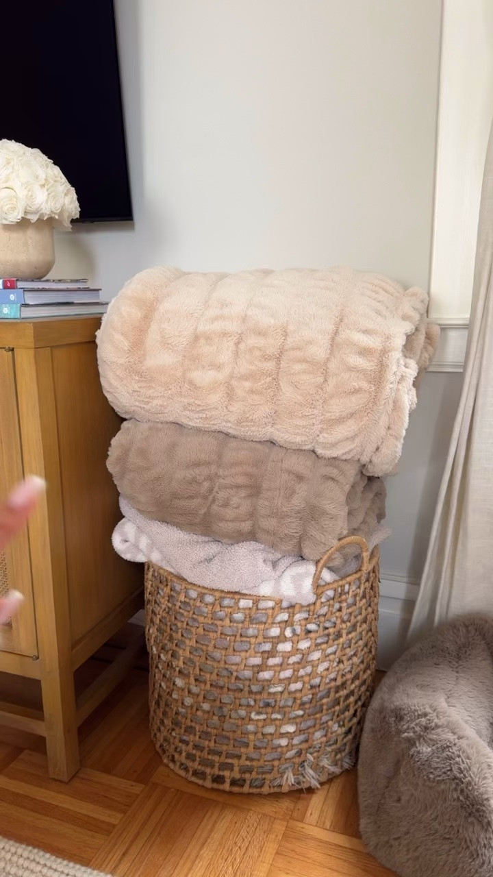 Lola blankets sale! Use code AUG50 for 50% off your order 

Blankets we have!
Bondi Beige in XL
Toasted Almond in Large
Dog bed in Desert Dune in Small

#LTKSaleAlert #LTKHome