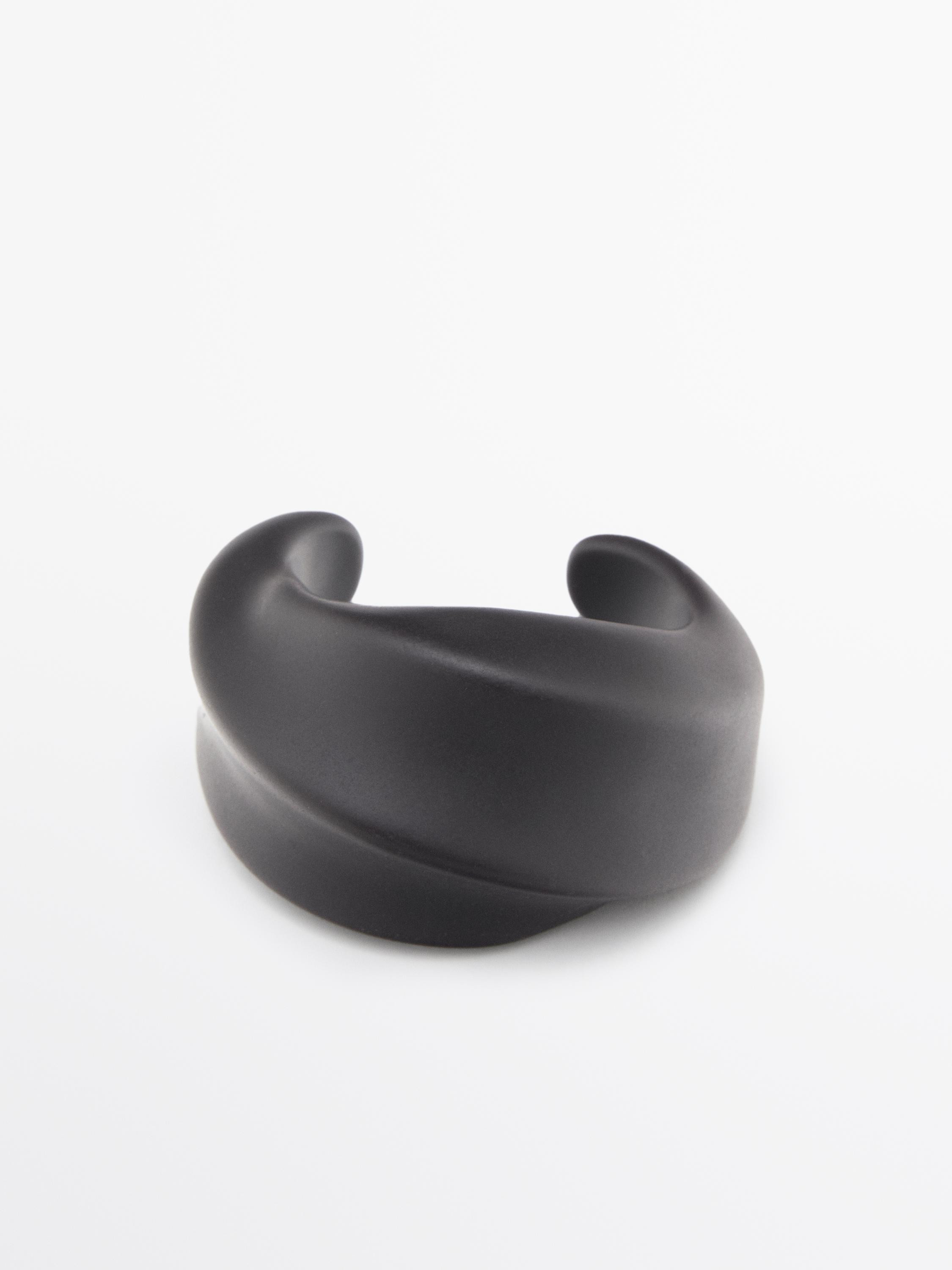 NEW IN VIEW LOOK
Wide moulded bracelet

 $160  Colour  Brown  Add to basket | Massimo Dutti US